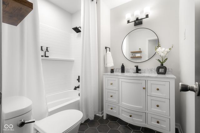 4230 River Road, Columbus, IN 47203