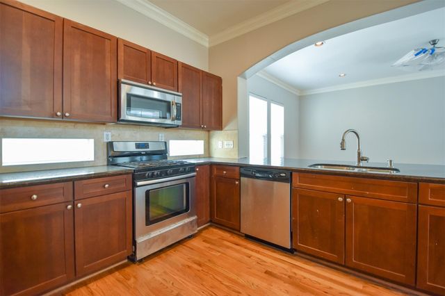 1141 W 24th Street B, Houston, TX 77008