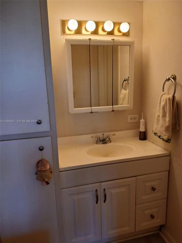 17021 N Bay Road 412IV, Sunny Isles Beach, FL 33160
