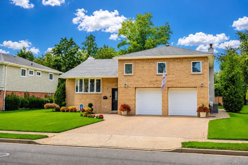 7 Monterey Drive, Manhasset Hills, NY 11040 — photo 2