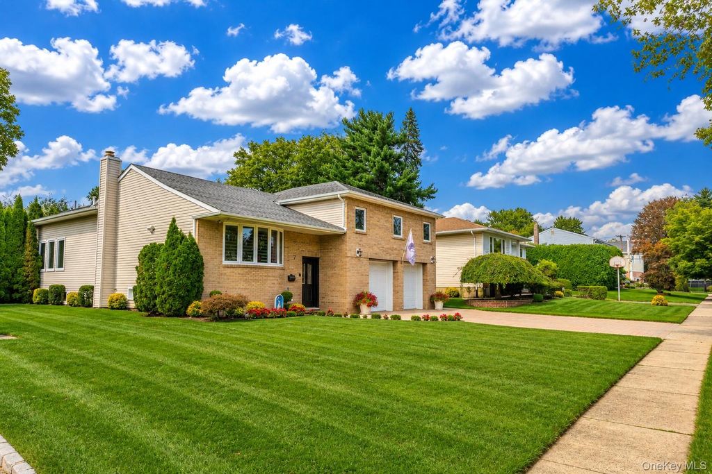 7 Monterey Drive, Manhasset Hills, NY 11040 — photo 4