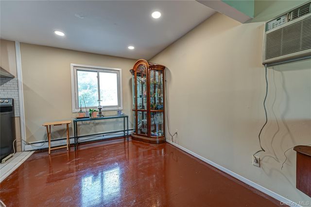 40 Rockland Avenue, West Babylon, NY 11704