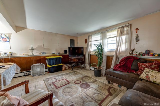 40 Rockland Avenue, West Babylon, NY 11704