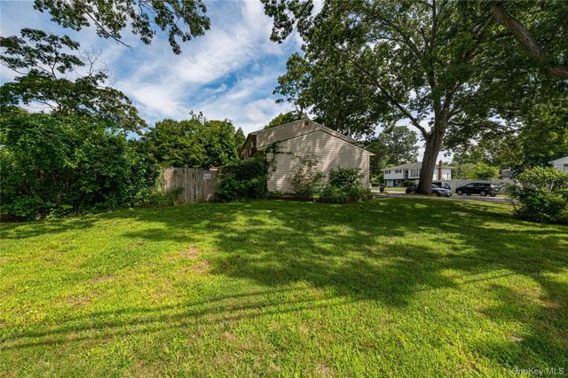 40 Rockland Avenue, West Babylon, NY 11704