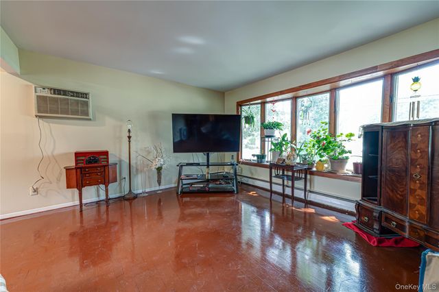 40 Rockland Avenue, West Babylon, NY 11704