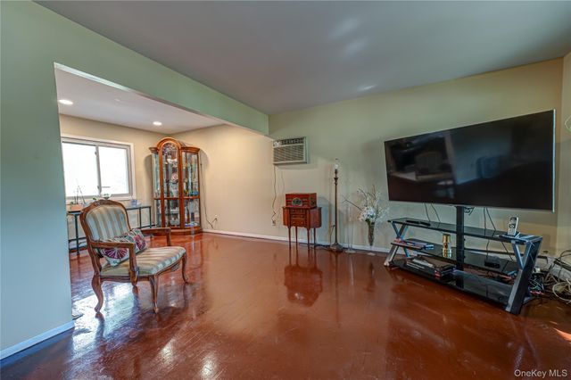 40 Rockland Avenue, West Babylon, NY 11704