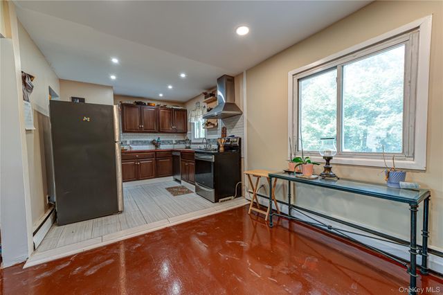 40 Rockland Avenue, West Babylon, NY 11704