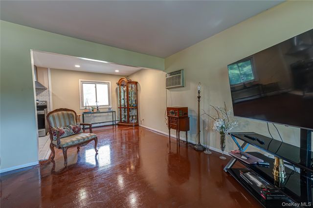 40 Rockland Avenue, West Babylon, NY 11704