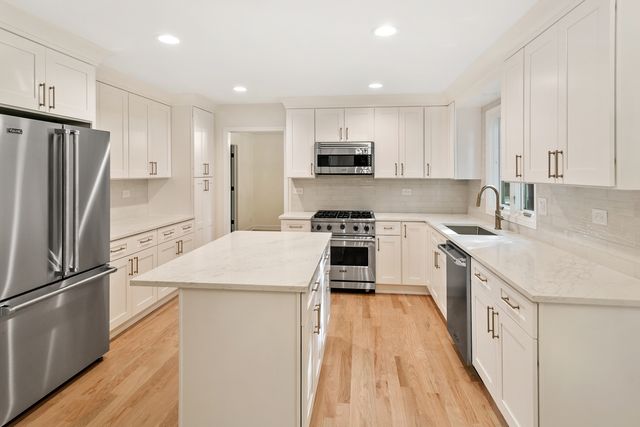 710 Alexandria Drive, Naperville, IL 60565