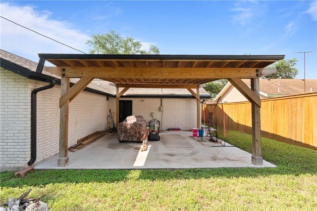 1413 Alta Vista St, Alice, TX 78332