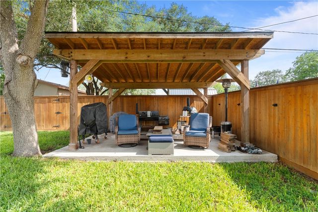 1413 Alta Vista St, Alice, TX 78332