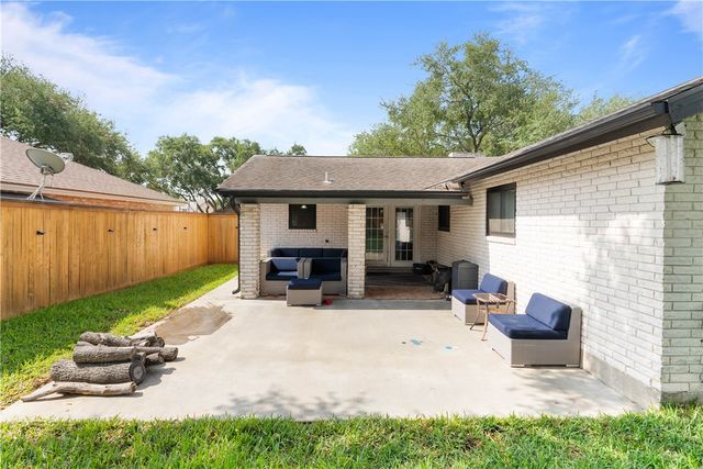 1413 Alta Vista St, Alice, TX 78332