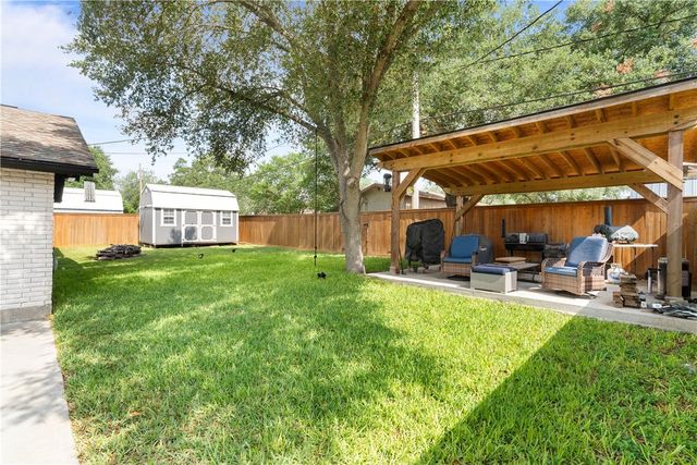 1413 Alta Vista St, Alice, TX 78332