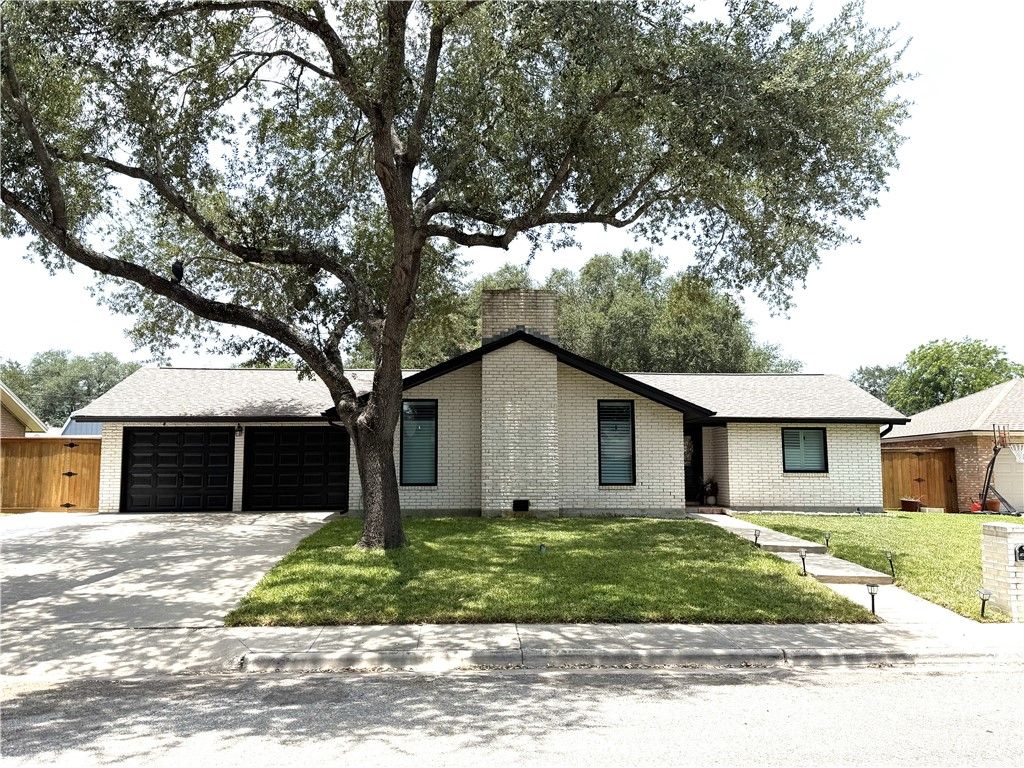 1413 Alta Vista St, Alice, TX 78332