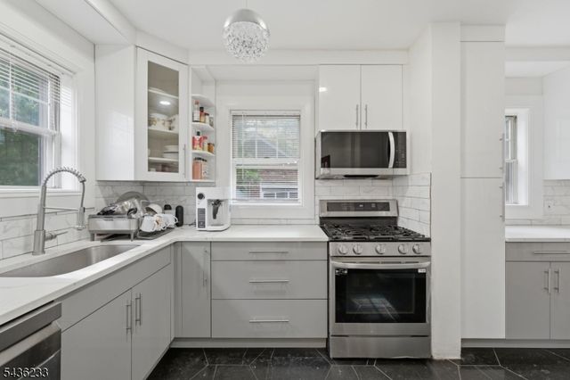 285 W Hudson Ave, Englewood City, NJ 07631