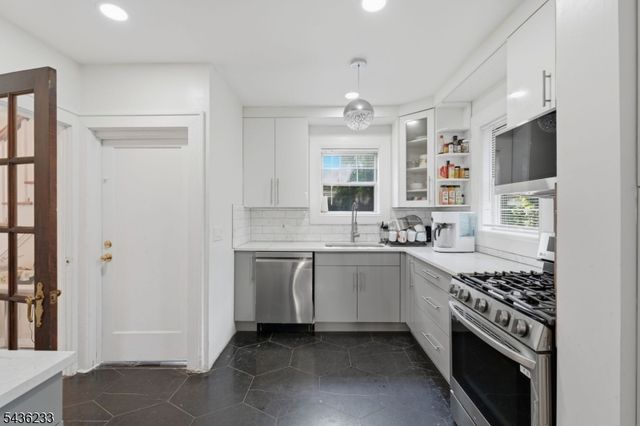 285 W Hudson Ave, Englewood City, NJ 07631