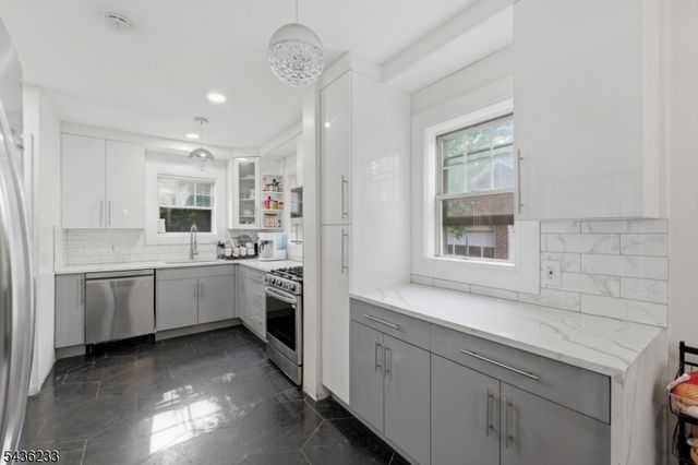 285 W Hudson Ave, Englewood City, NJ 07631