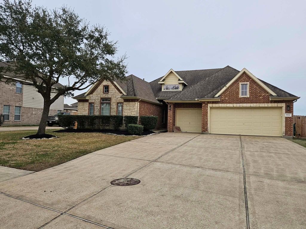 8614 Briar Oaks Lane, Baytown, TX 77523