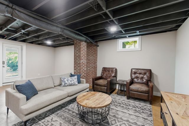 297 Clovernook Dr, Nashville, TN 37210