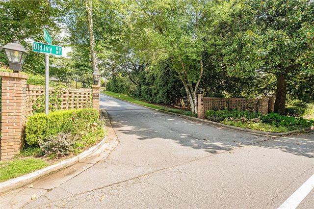 26 Old Ivy Square NE 26, Atlanta, GA 30342