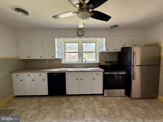 19 PINE AVE, Lebanon, PA 17042