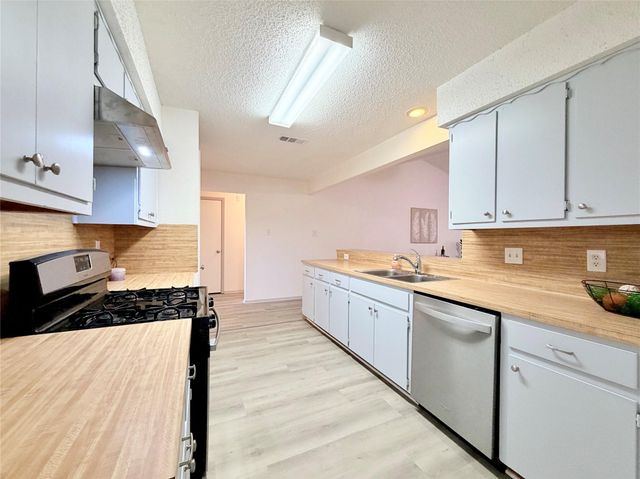 8200 Furness DR, Austin, TX 78753