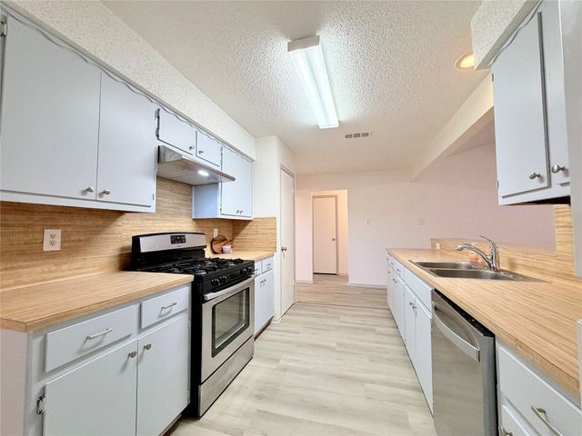 8200 Furness DR, Austin, TX 78753