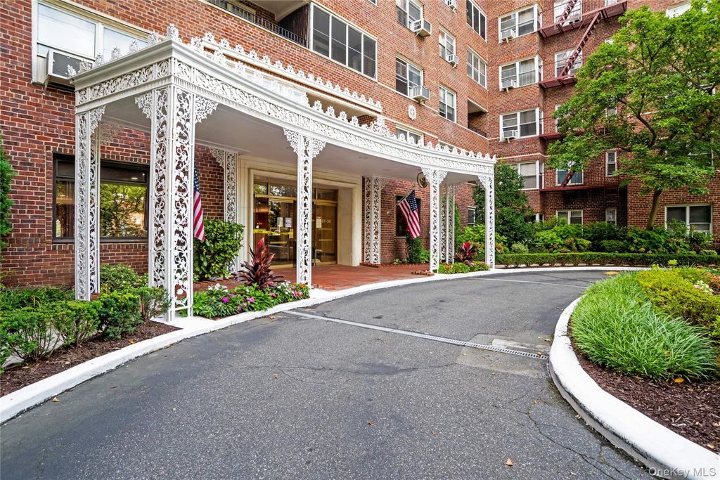 67-38 108th Street D21, Forest Hills, NY 11375