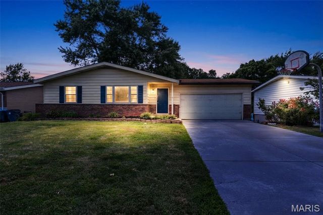 5537 Valleyside Lane, St Louis, MO 63128