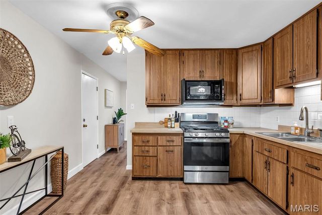 5537 Valleyside Lane, St Louis, MO 63128