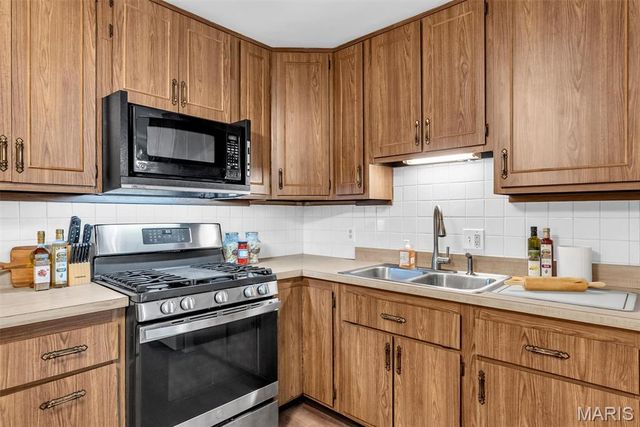 5537 Valleyside Lane, St Louis, MO 63128
