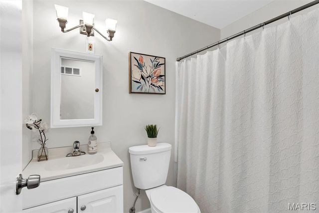 5537 Valleyside Lane, St Louis, MO 63128