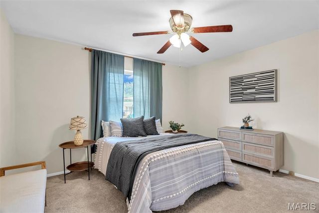 5537 Valleyside Lane, St Louis, MO 63128