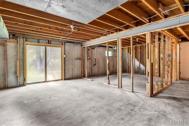 5537 Valleyside Lane, St Louis, MO 63128