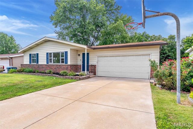 5537 Valleyside Lane, St Louis, MO 63128