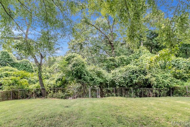 5537 Valleyside Lane, St Louis, MO 63128
