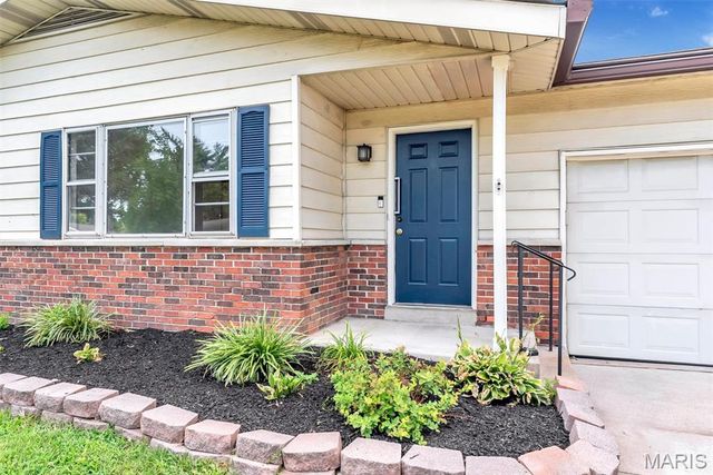 5537 Valleyside Lane, St Louis, MO 63128