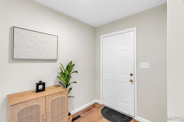 5537 Valleyside Lane, St Louis, MO 63128