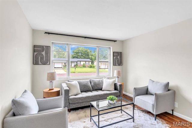 5537 Valleyside Lane, St Louis, MO 63128