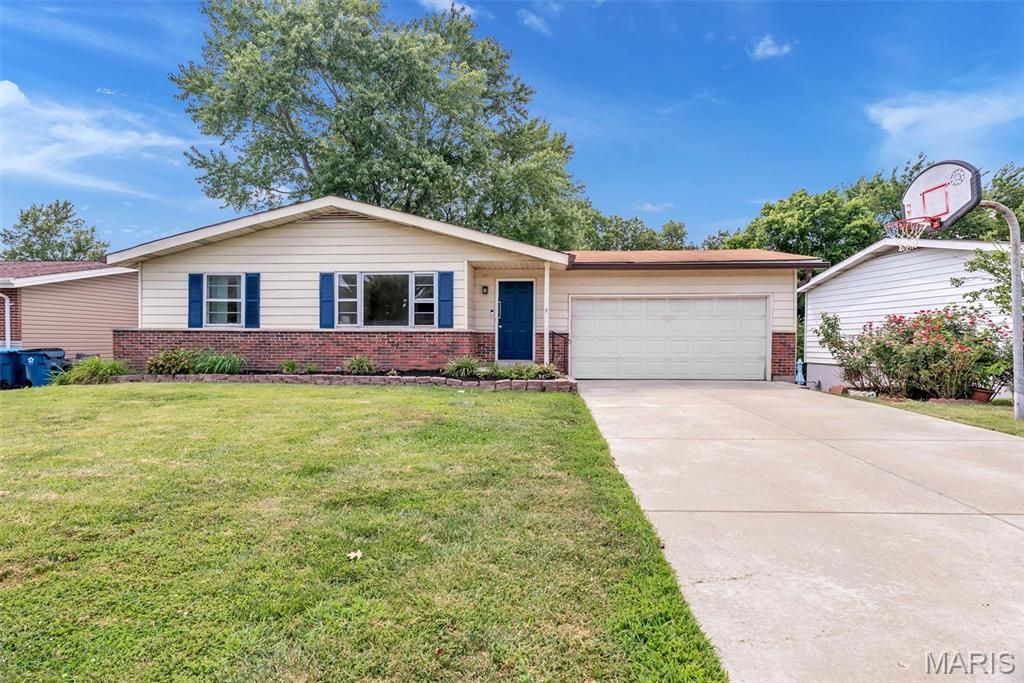 5537 Valleyside Lane, St Louis, MO 63128