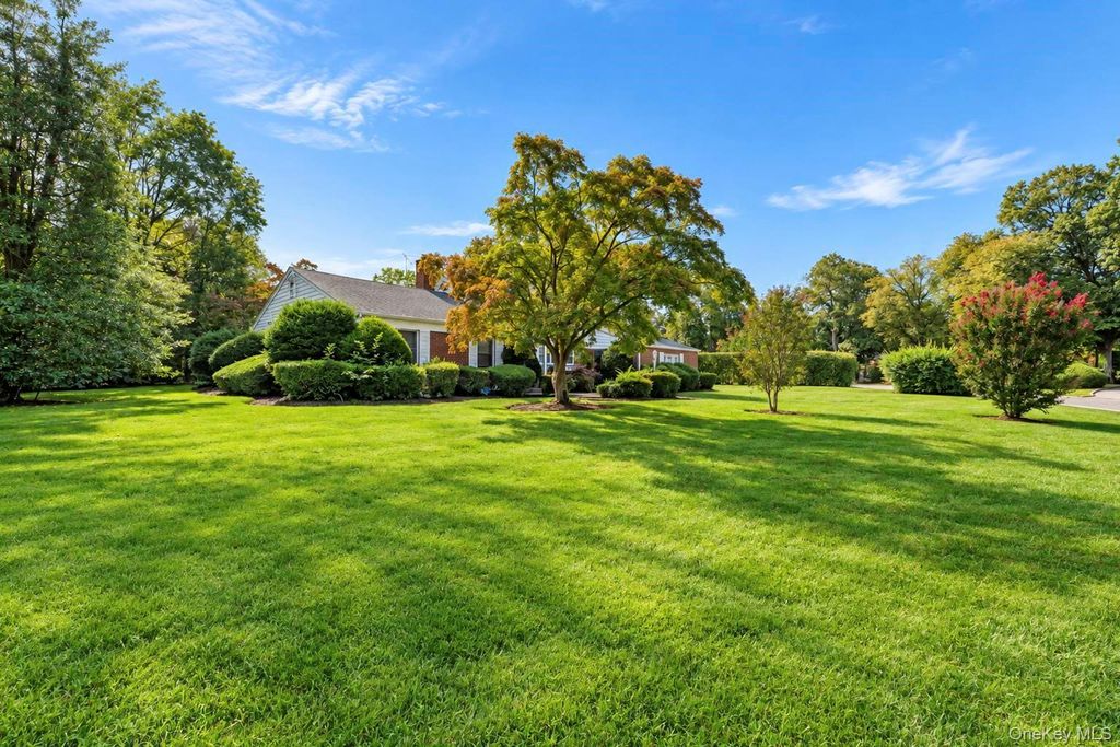 517 E Shore Road, Great Neck, NY 11024 — photo 2