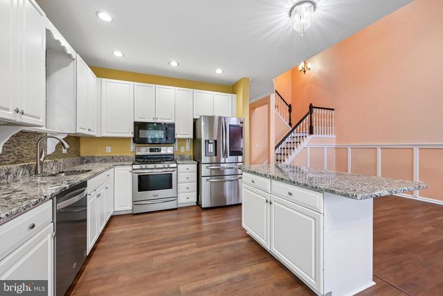 7802 NORMANDY DR, Mount Laurel, NJ 08054