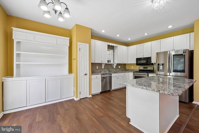 7802 NORMANDY DR, Mount Laurel, NJ 08054