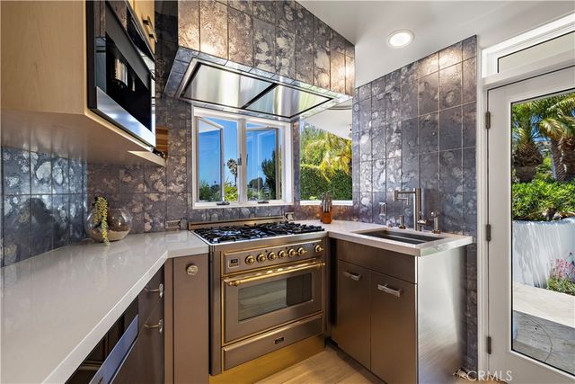 594 Cliff Drive, Laguna Beach, CA 92651