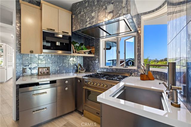 594 Cliff Drive, Laguna Beach, CA 92651