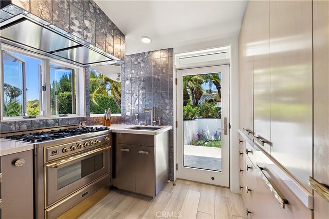 594 Cliff Drive, Laguna Beach, CA 92651