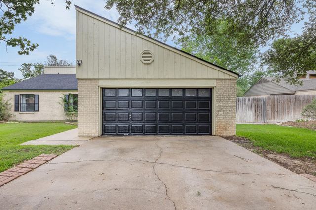 3803 Old Oaks Drive, Bryan, TX 77802