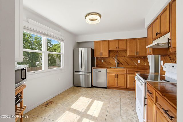 563 Oakhollow Lane, Lanoka Harbor, NJ 08734