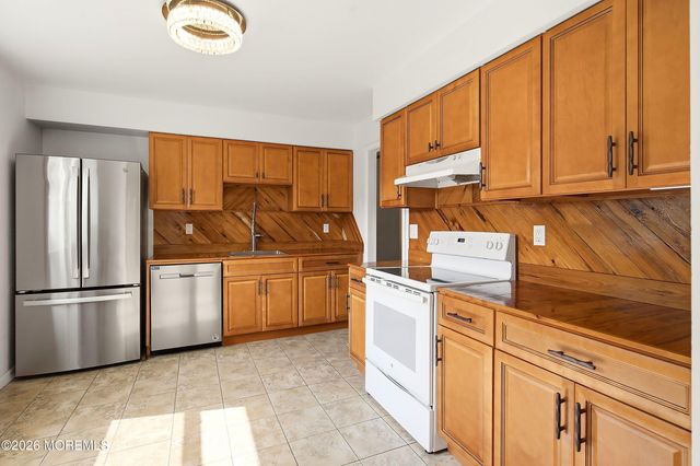 563 Oakhollow Lane, Lanoka Harbor, NJ 08734