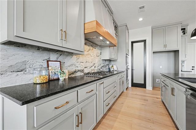 22152 W 94th Terrace, Lenexa, KS 66220